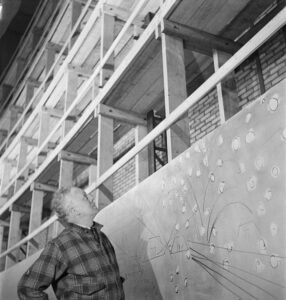 Photographie de Raoul Dufy (1877-1953) travaillant à sa fresque "La Fée Electricité".