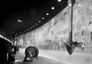 Photographie de turbines et machines électriques devant la Fée Electricité de Raoul Dufy.